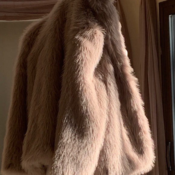 7 For All Mankind- Stunning, Chic Appearance, Faux Fur Chubby Jacket. Taupe - Picture 5 of 10